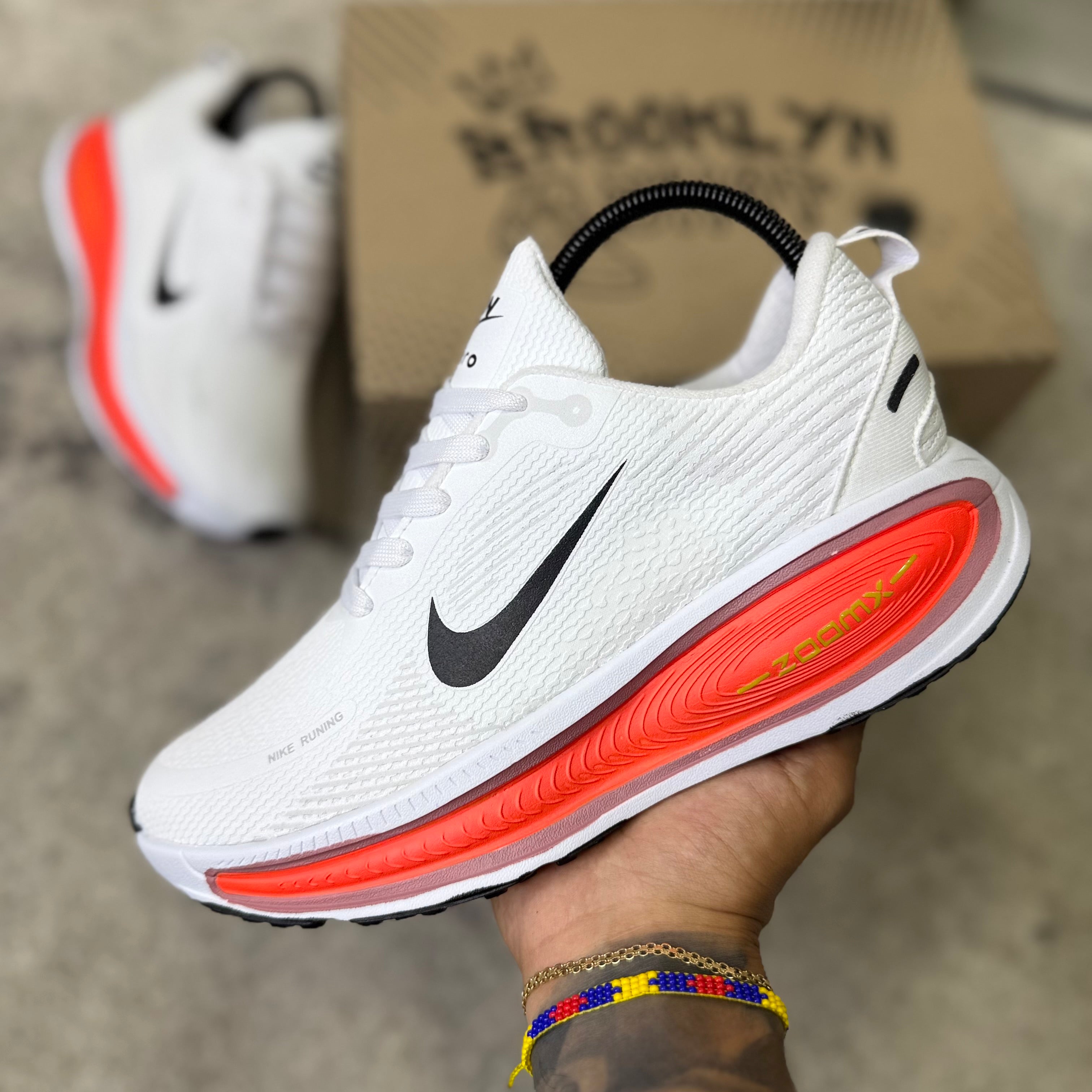 NIKE VOMERO 18