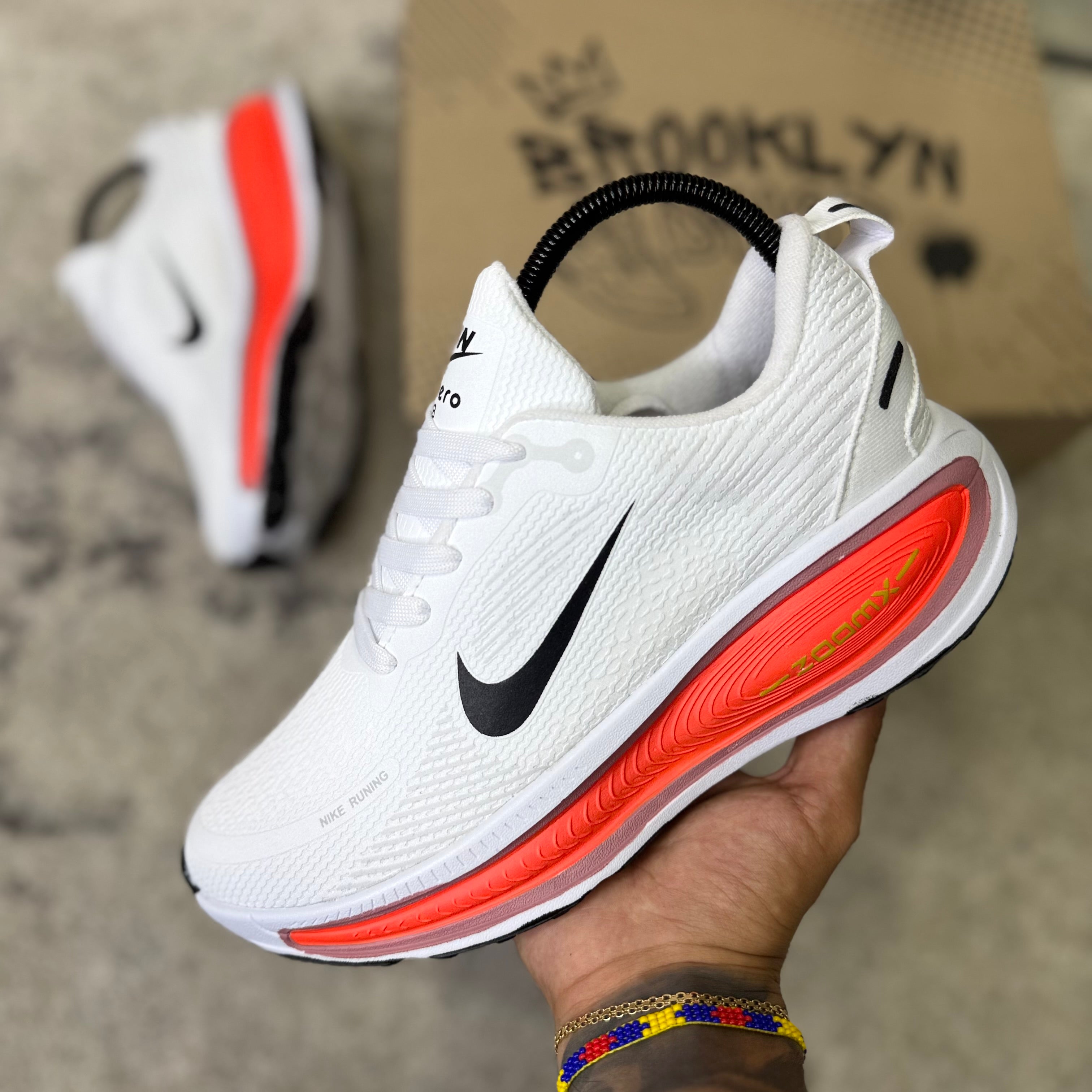NIKE VOMERO 18 - DAMA