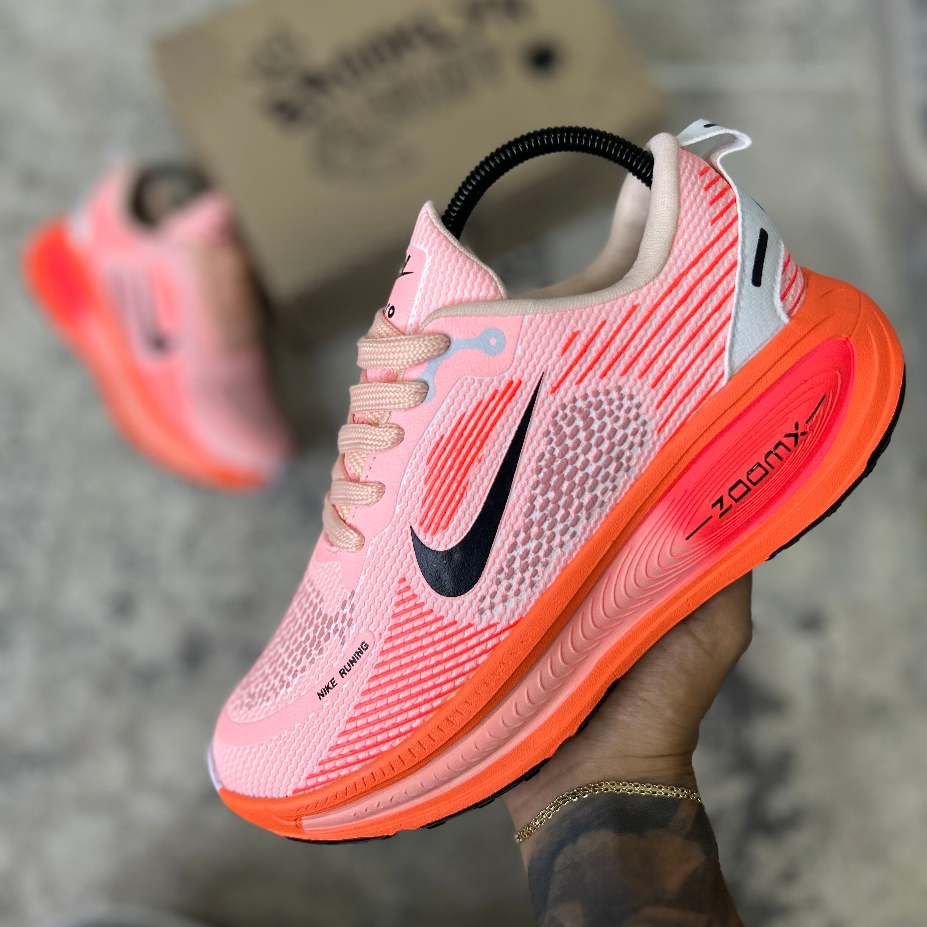NIKE VOMERO 18 - DAMA